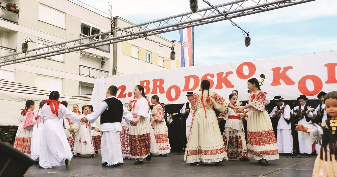 Posavska Hrvatska : Na pozornici 700 malih folkloraša!