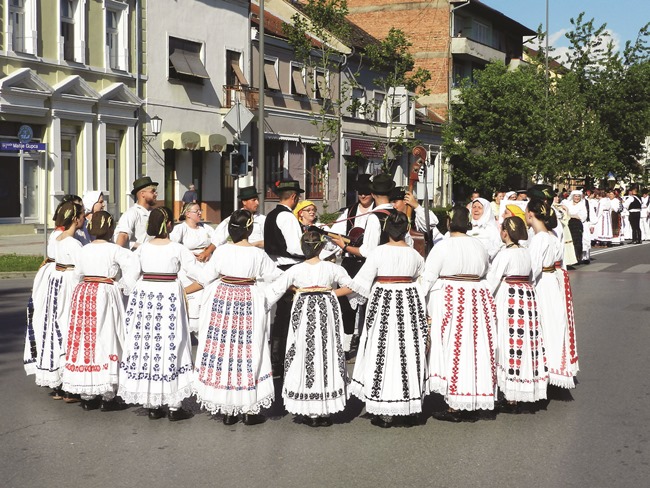 Aktualno : 90 godina smotri folklora u Slavonskom Brodu