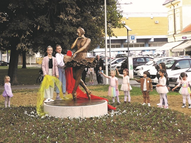 Posavska Hrvatska : „Zlatni labud”, spomenik Miji Čorak u rodnom gradu