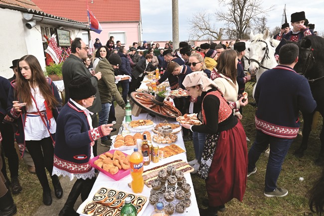 Posavska Hrvatska :  Izvorno, naše, šokačko