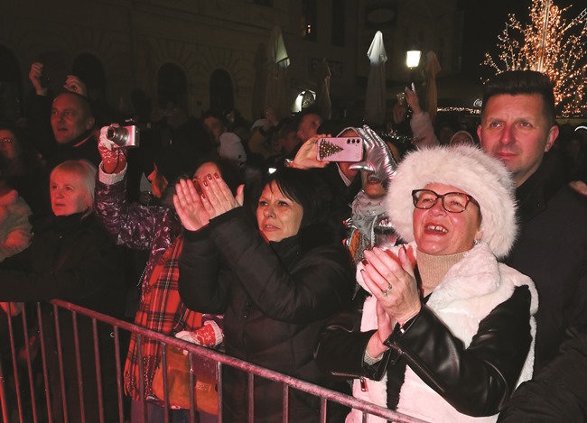 Slavonski Brod : Pjevaj majko, ratara i bekrija!