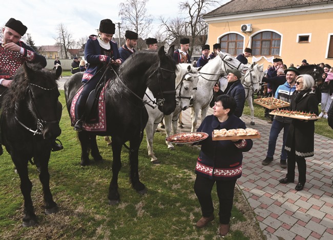 Posavska Hrvatska : Raspjevana povorka