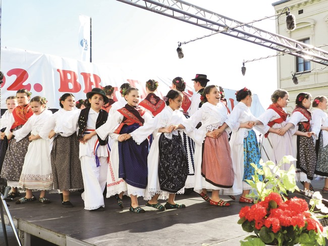 Posavska Hrvatska : Na pozornici 700 malih folkloraša!
