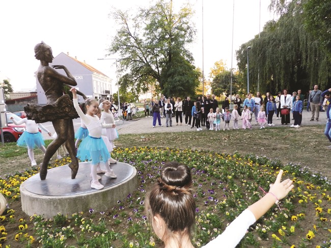 Posavska Hrvatska : Neobuzdana radost plesanja